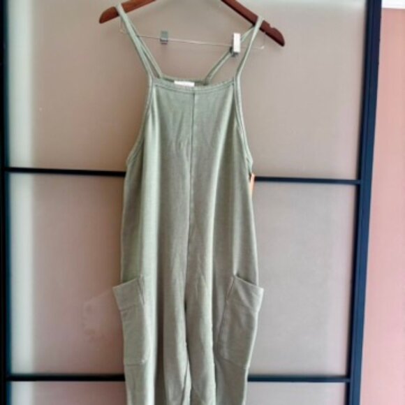 Colsie heathered olive razorback casual jumpsuit Sz Small NWT - Picture 1 of 7